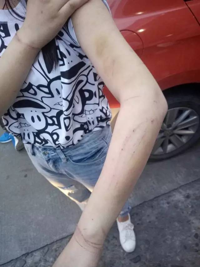 天呐!漳州街头一少女玩 天呐!漳州街头一少女玩