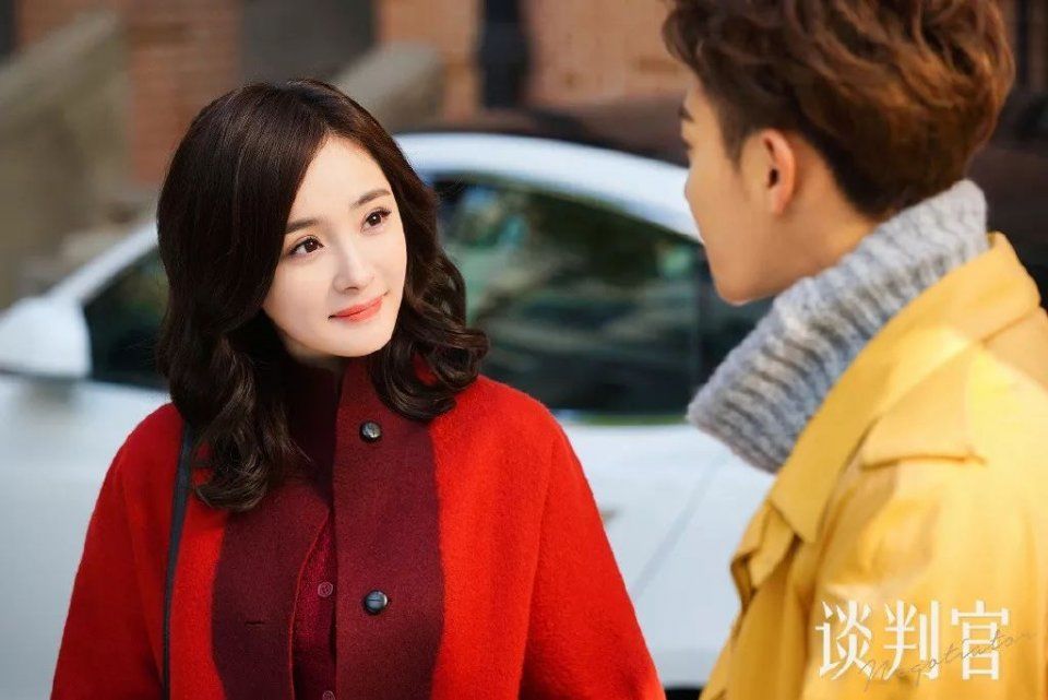 《谈判官》杨幂的衣品居然和腾格尔一样?