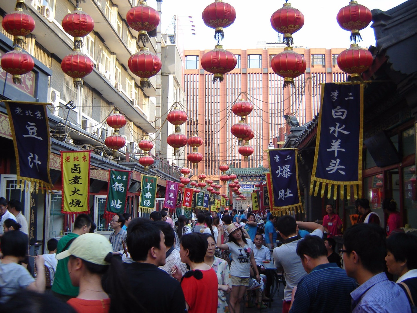 9、北京：北京小吃历史悠久、品种繁多、用料讲究、制作精细，堪称有口皆碑。北京小吃都在庙会或沿街集市上叫卖，人们无意中就会碰到，老北京形象地称之为“碰头食”或“菜茶”，融合了汉、回、蒙、满等多民族风味小吃以及明、清宫廷小吃而形成，品种多，风味独特。北京小吃大约二、三百种，包括佐餐下酒小菜(如白水羊头、爆肚、白魁烧羊头、芥末墩子等)、宴席上所用面点(如小窝头、肉末烧饼、羊眼儿包子、五福寿桃、麻茸包等)以及作零食或早点、夜霄的多种小食品(如艾窝窝、驴打滚等)。其中最具京味特点的有豆汁、灌肠、炒肝、麻豆腐、炸酱面等。