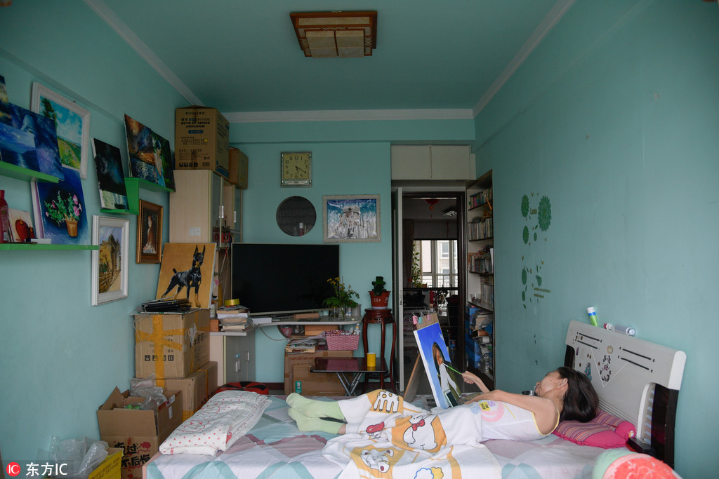 短短3天就把这些年的作品几乎全部卖光，她感到十分意外，现在需要平复好情绪，继续投身到创作当中，要有更好的作品，才能对得起大家的支持与鼓励。