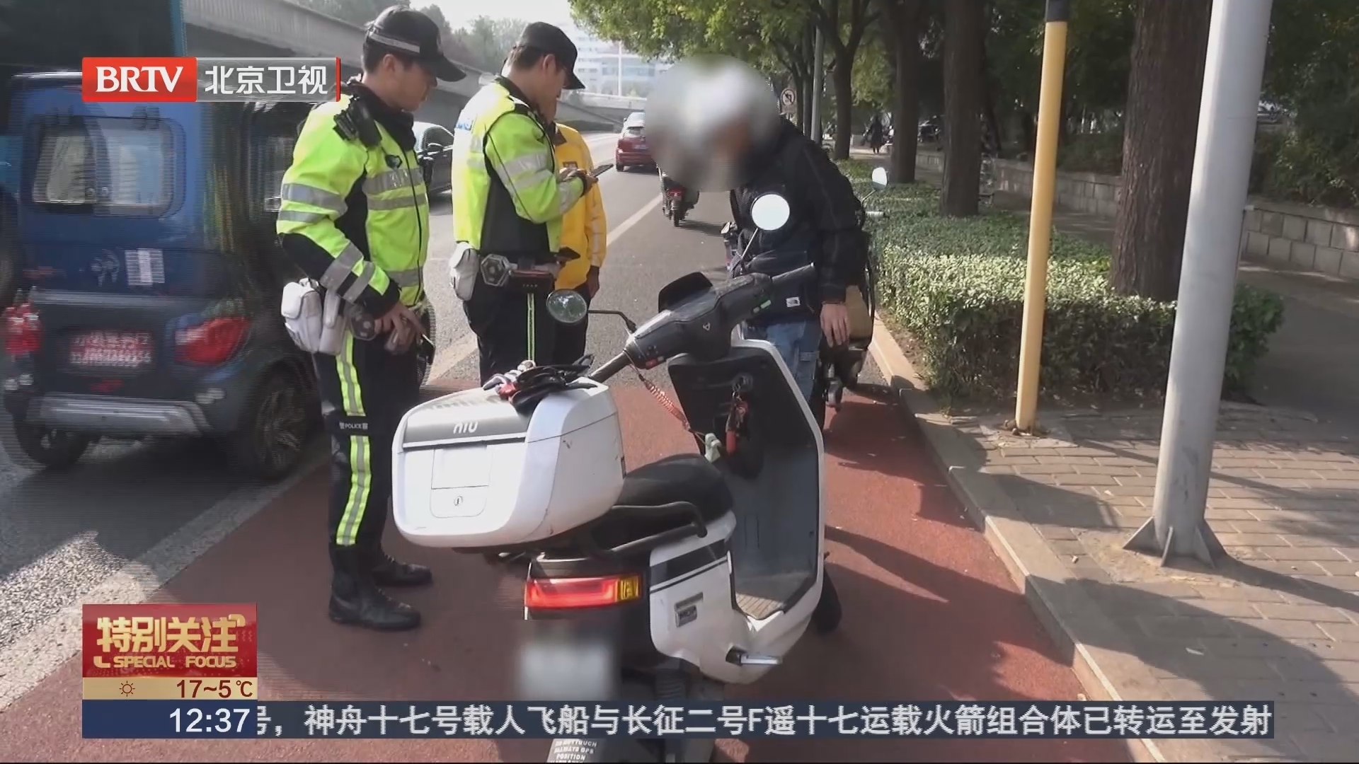 骑行太任性 警方严查“闯灯人”