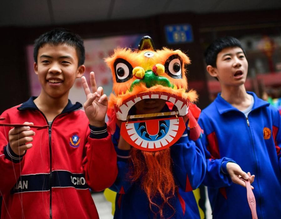 外国人眼里的中国春节:舞狮舞龙狗灯笼,财神爷