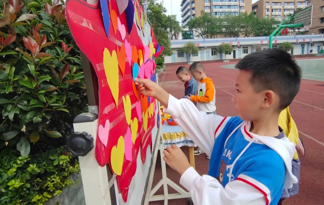 南充市西河路小学附属幼儿园开展庆祝国