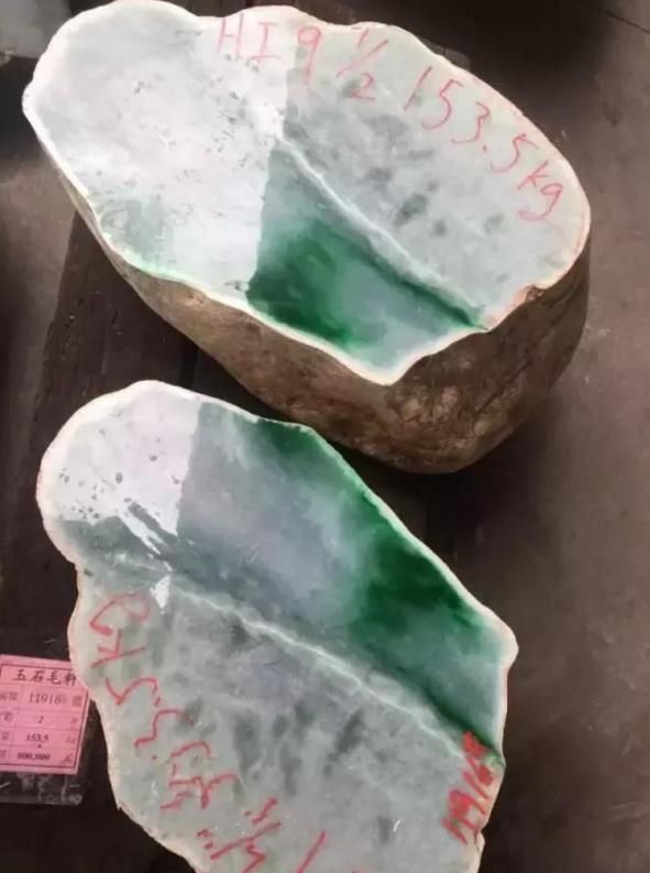 翡翠原石一刀200亿!帝王绿原石12亿!看一刀暴