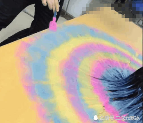 抖音:小姐姐染了一头彩虹发型,犹如孔雀开屏