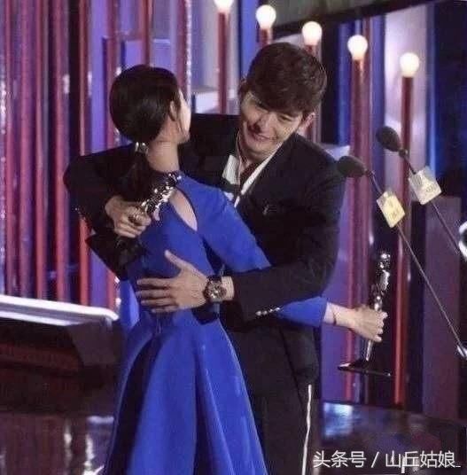 张翰一个转身拥抱郑爽,两个人都哭了,网友:自己