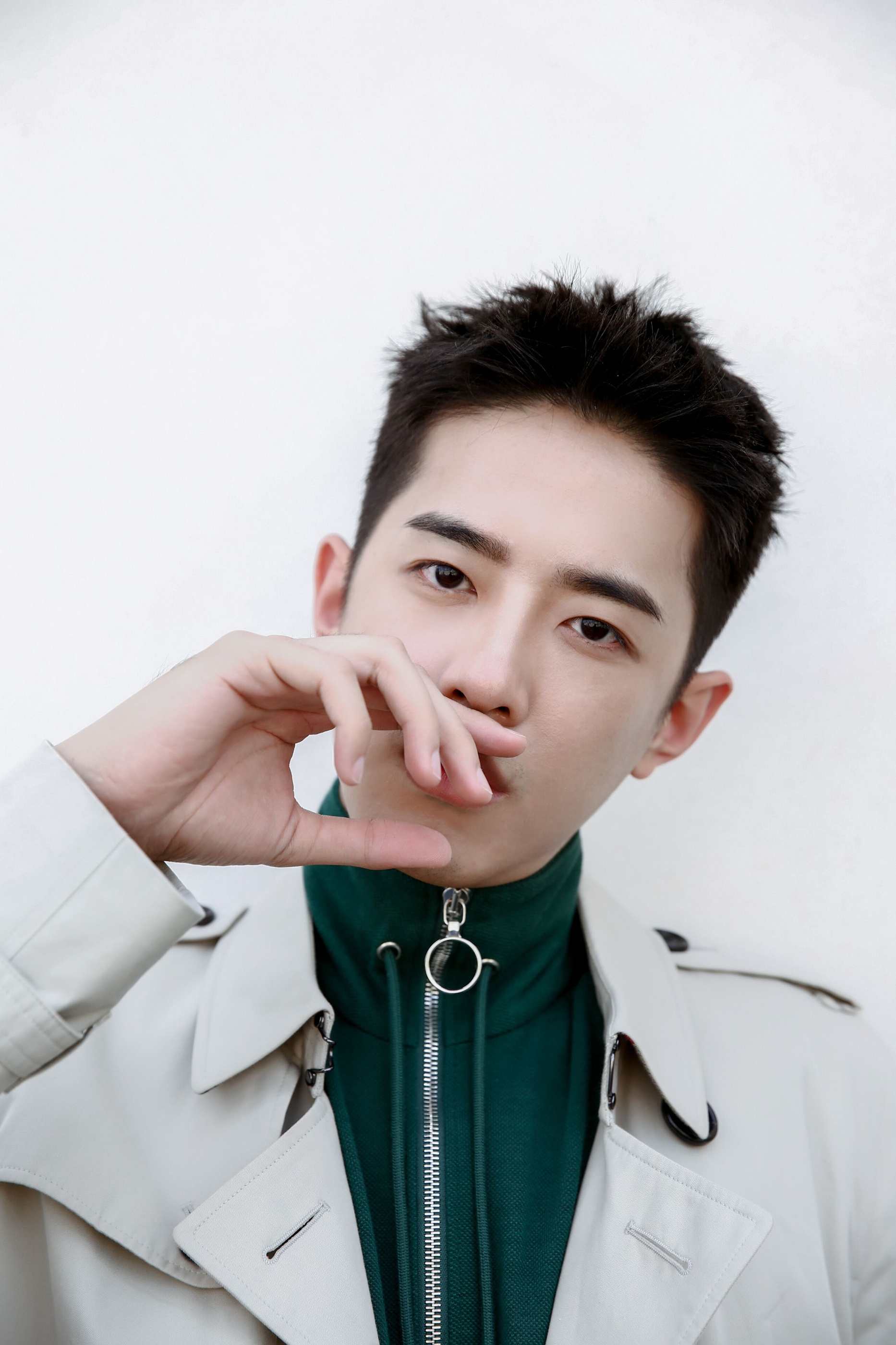 梁靖康巴黎街拍曝光 两米大长腿抢镜