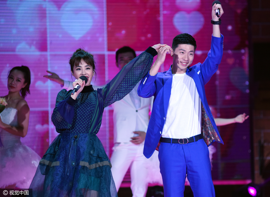 组图-马龙牵手蔡依林 甜唱今天你要嫁给我