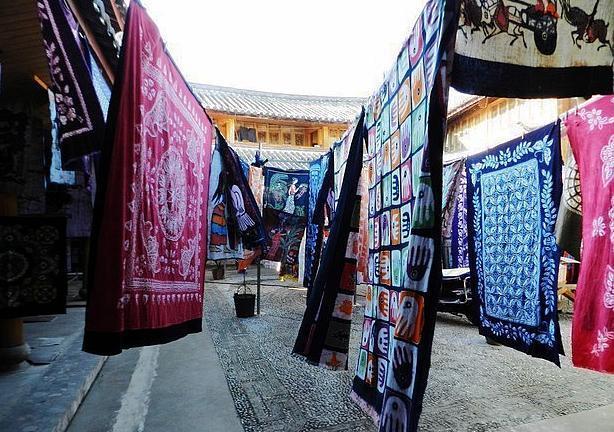 我要去丽江旅游了,那里有什么特色美食和纪念