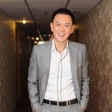 他被称为张嘉译的黄金配角,身为亿万富豪却甘