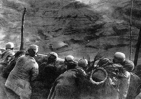 行军,一直行到瓦子街时,刘戡终于与解放军正面交锋起来,被雪夜合围,史