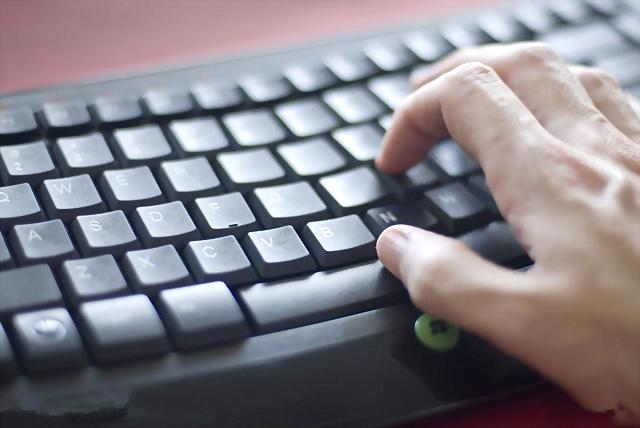 为什么电脑键盘上字母不按顺序排列?多年盲打