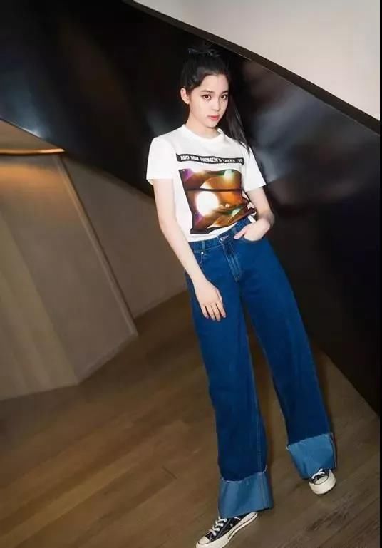 2018夏天最火搭配,阔腿裤加小白鞋,胯宽、腿粗