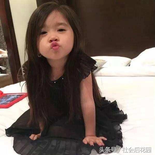 网红小女孩认了个迪拜土豪做干爹,如今全家搬