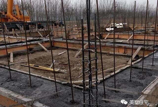 打地基的时候还蛮正常的,和大家一样绑钢筋浇筑混凝土.