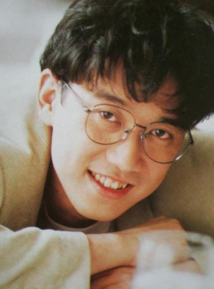 周传雄出生于台湾一个贫穷的家庭，母亲因为不堪生活的困顿离家出走，从此不知所踪，父亲为此一夜之间全白，之后也弃家出走。周传雄在几个哥哥姐姐的照顾下长大，他16岁不到就出来打工赚学费和生活费，曾经摆过地摊卖耳环，也在餐厅打过工、做过装潢工人、电工的帮工、当过货车的搬货跟车小弟，还当过游泳教练。