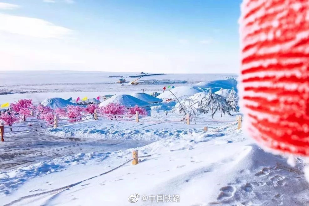 12月22日9时15分，“呼伦贝尔号”草原森林旅游列车正式开行。这趟列车从海拉尔出发，途经阿尔山、满洲里，最终再次回到海拉尔。旅客们可以亲身感受呼伦贝尔大草原的辽阔、大兴安岭森林的静谧以及中俄蒙边境的异域风情。