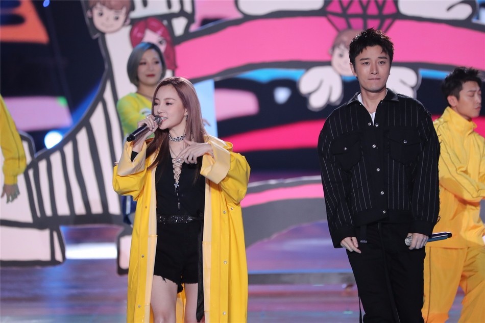 亲手毁掉自己名气的李小璐的面相八字分析