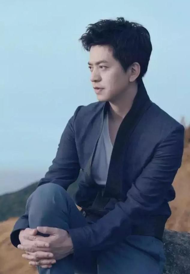 胡歌的学历,李健的学历,靳东的学历,差距简直天