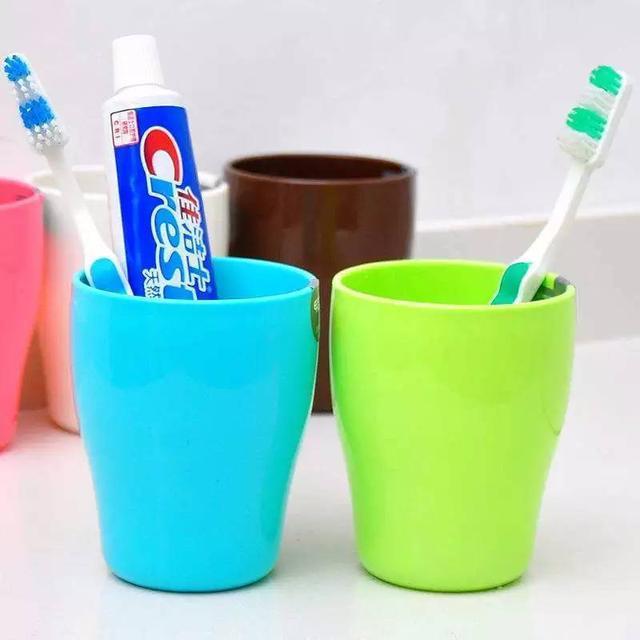 很多人受广告影响,挤牙膏时喜欢在牙刷上满满挤上一整条,牙膏中的化学