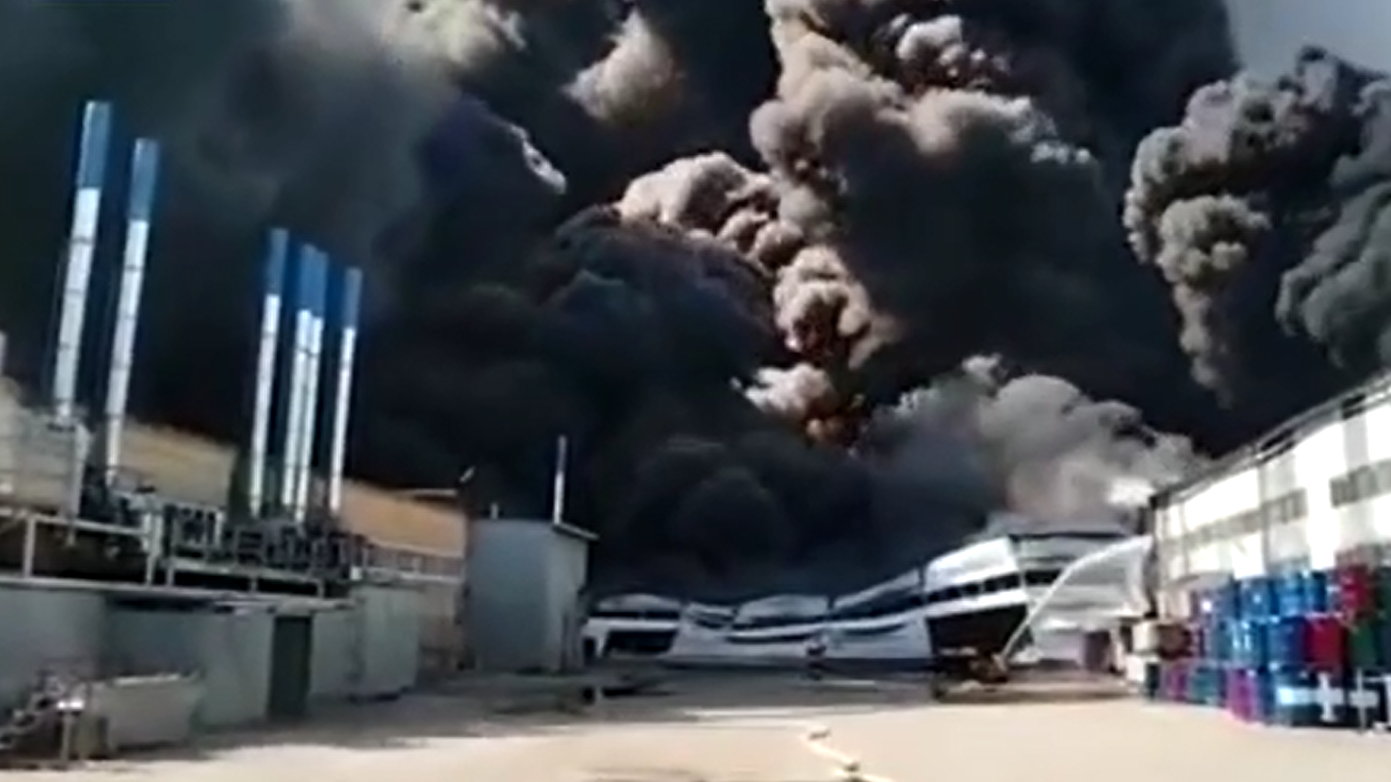 俄一油漆仓库发生大火 过火面积超1万平方米