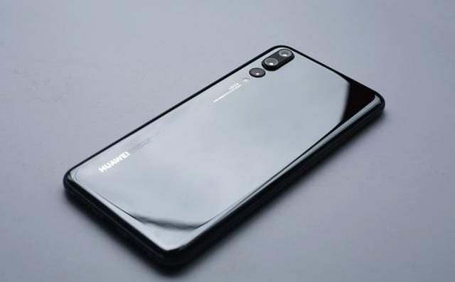 除了吓人的技术,华为P20投屏功能也相当燃