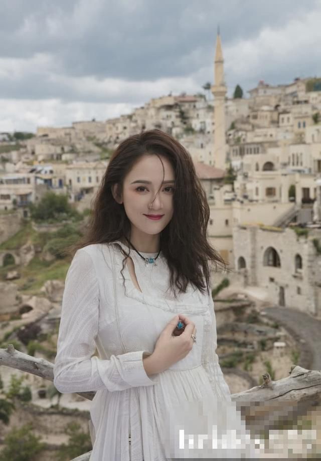 陈乔恩穿蕾丝透视裙现傲人上围,丝质睡衣秀美