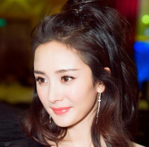 美女杨幂发型又换了!这次扎起了丸子头溢出萌