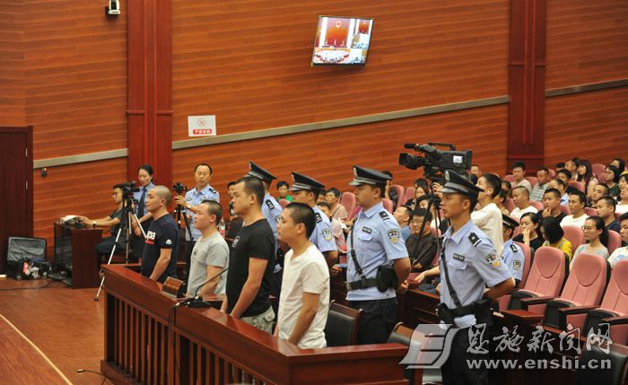 来凤警察向雪飞被害案9日开庭审理