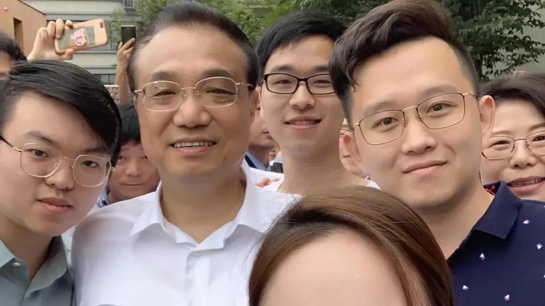 总理来到浙江“小镇”与创业大学生自拍，为何口中不离这个词？