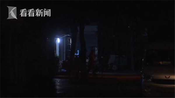 无耻!猥琐男窗缝看到美女在洗澡 竟拿手机偷拍 无耻!猥琐男窗缝看到美女在洗澡 竟拿手机偷拍