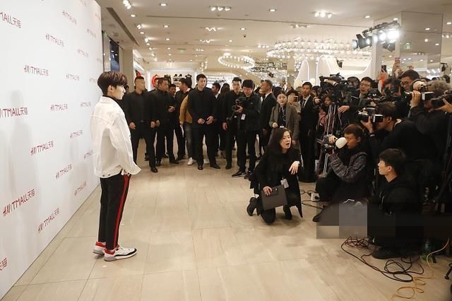 王源出席活动未修图曝露真实身高 头大腿短最