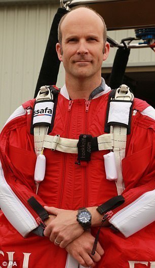 快过超跑!英男子着飞行衣以400km时速破纪录 快过超跑!英男子着飞行衣以400km时速破纪录