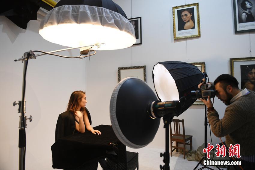 她的家乡是一个小城，她刚来到长春的时候，就暗下决心，一定要凭借自己的努力把父母接到身边。周朵尔说，网店模特并不轻松，最长一次她拍了整整十二个小时。张瑶摄