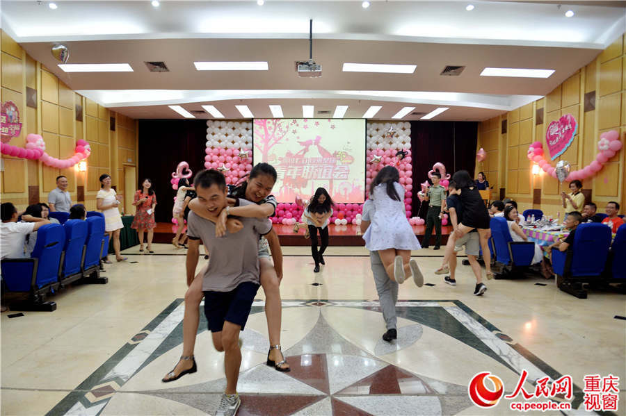 小李说“今天的活动对我来说是一次难得的机会,通过这个活动,我也见到了军人在生活中温柔、诚恳、可靠的一面,我希望今天能牵手成功。”