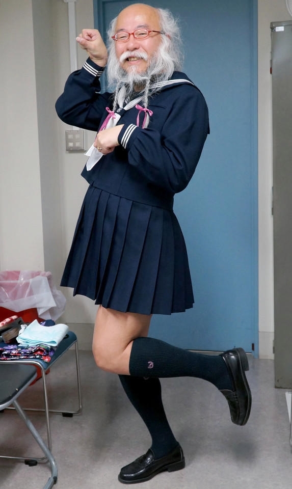 画面太残暴!日本大叔爆红:穿少女水手服