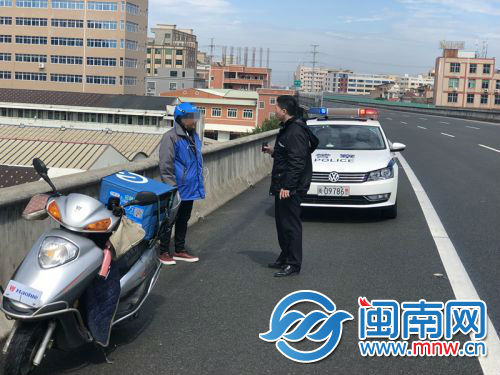 送餐小哥不认路 骑摩托车将外卖送上高速