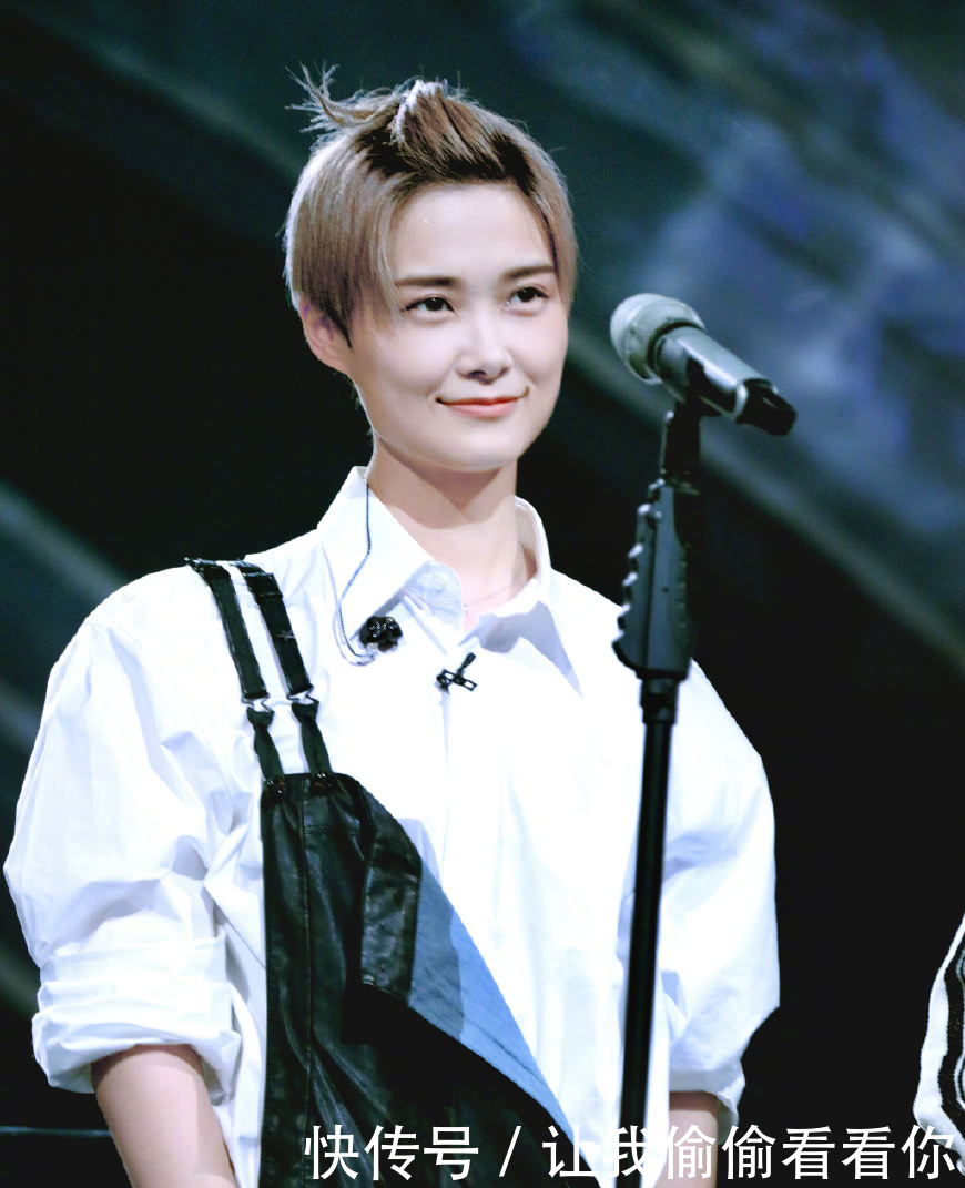 李宇春终于穿裙子了!身穿蛋糕裙高贵优雅,网友