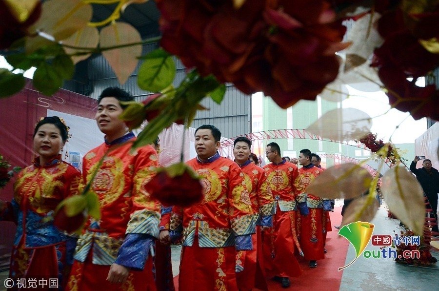 婚礼现场布置在工地的钢筋棚内，红彤彤的婚礼现场让钢筋棚显得格外喜庆。上午10时08分，新人们穿着中式结婚礼服，手牵红球跨过幸福之门和火盆，来到婚礼舞台中央，在大家的见证下，行沃盥礼、交拜礼、合卺礼、执手礼，寓意婚后白首偕老、幸福美满、永不分离。