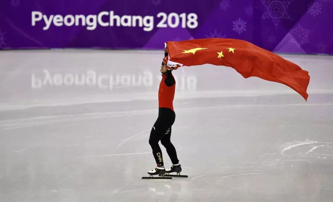 武大靖举起五星红旗