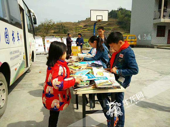 需要您的帮助 一起让流动图书车开进重庆乡村小学送去知识和希望