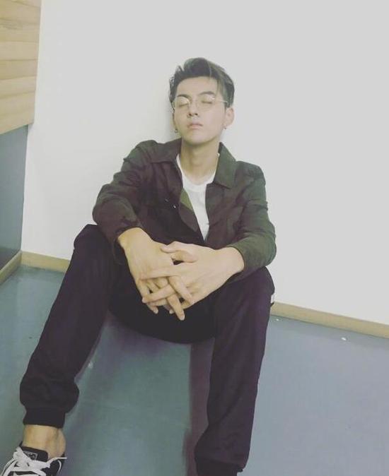 这才是吴亦凡的freestyle!玩自拍闭眼沉思很忧郁