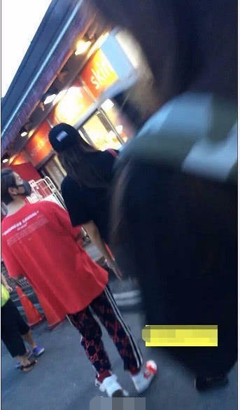 关晓彤七夕秀恩爱晒鹿晗视角照 细节暴露两人