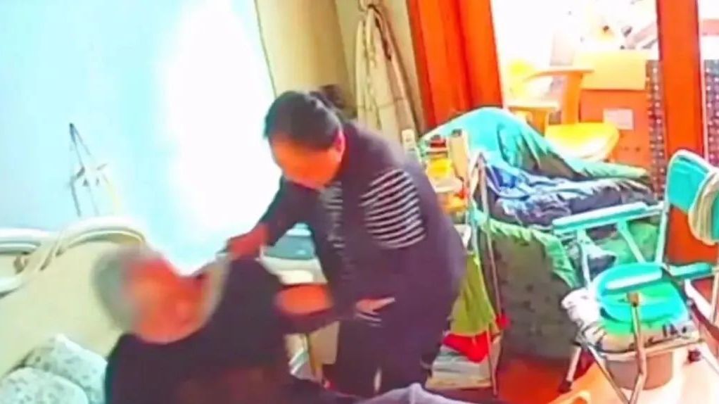 94岁老人举报保姆虐待,250多万养老钱被转走!警方介入 94岁老人举报保姆虐待,250多万养老钱被转走!警方介入