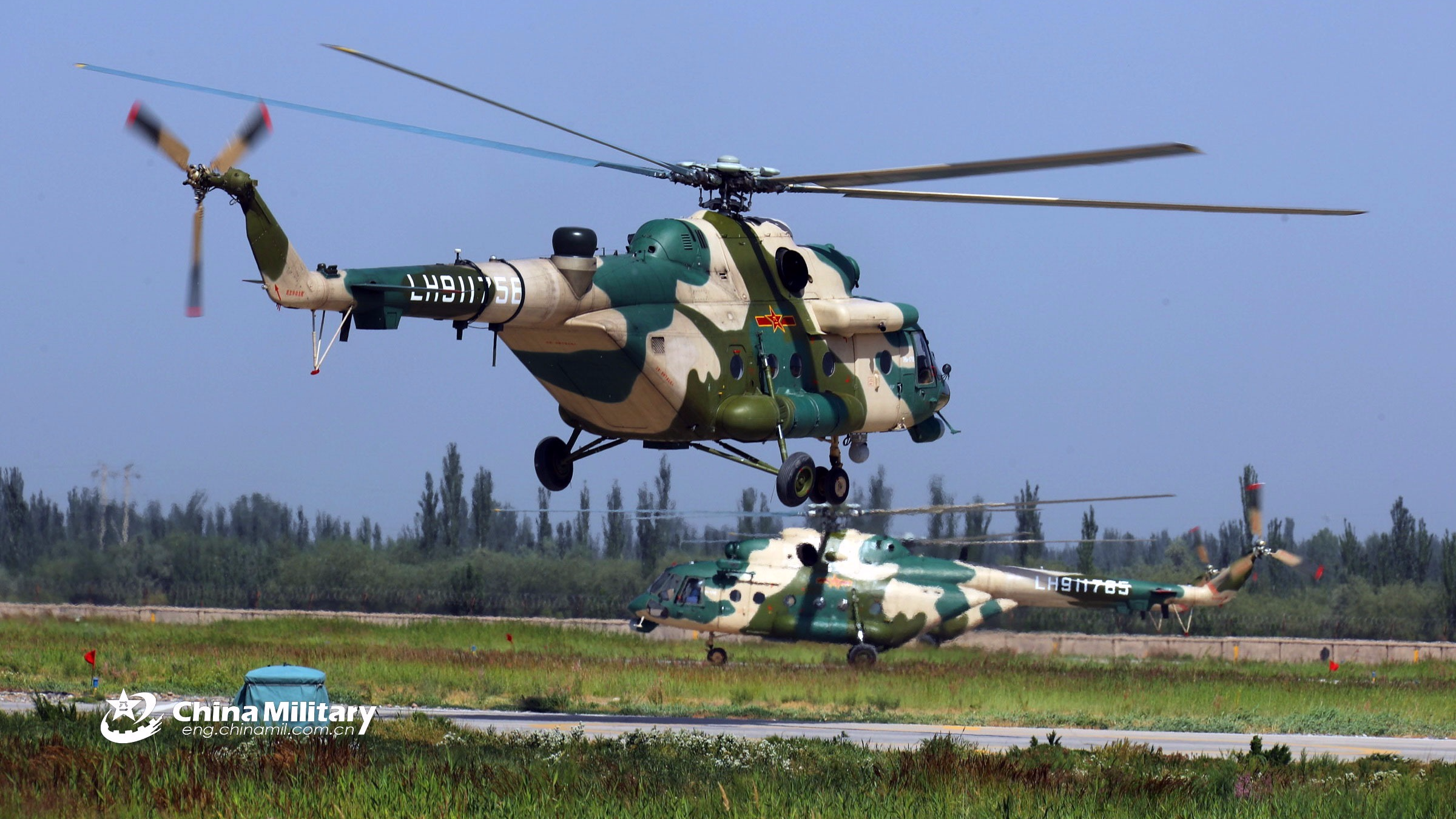 解放军在新疆进行空地24小时联合演练