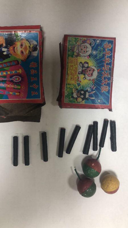 王某说,"划炮"的一侧有火药,在包装上一划扔到地上就可以爆炸,而"水雷