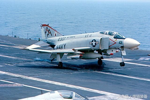 美军战斗机不打火箭弹?只因自家火箭弹差点击沉两艘超级航母