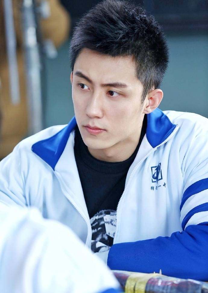 上演过校服诱惑的男神们,刘昊然吴磊胡一天是