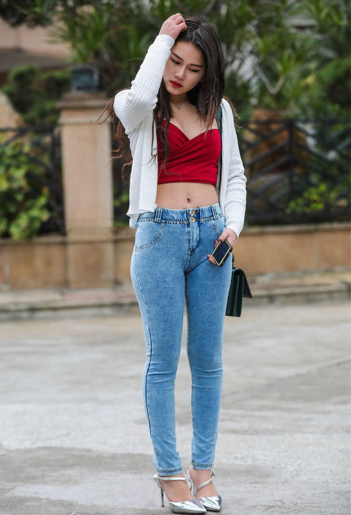 街拍:紧身牛仔裤小姐姐,饱满圆润好身材美臀太