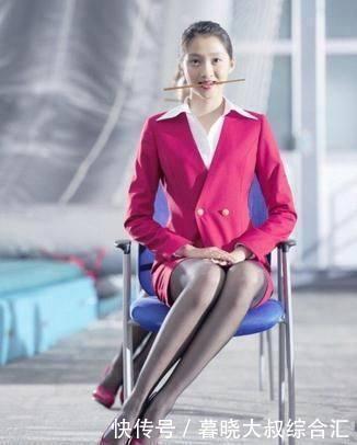 明星穿搭pk:杨幂黑丝女靴,迪丽热巴紧身包臀裙